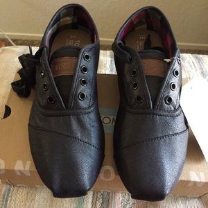 NWT TOMS black Cardones shoes